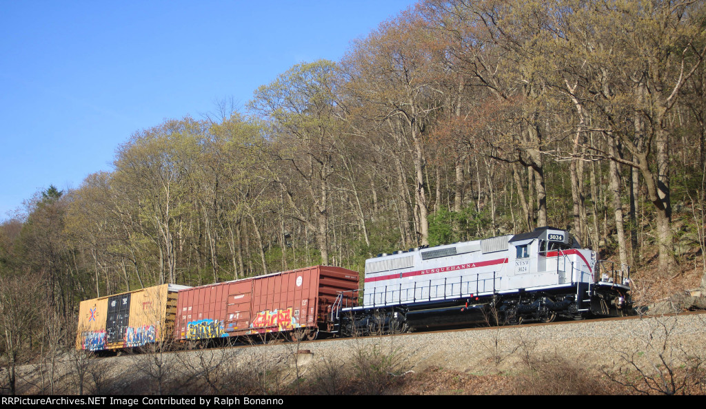 NYSW WS-2 with 3024 rides high above NJ Route 23 eastbound after shoving SU 99